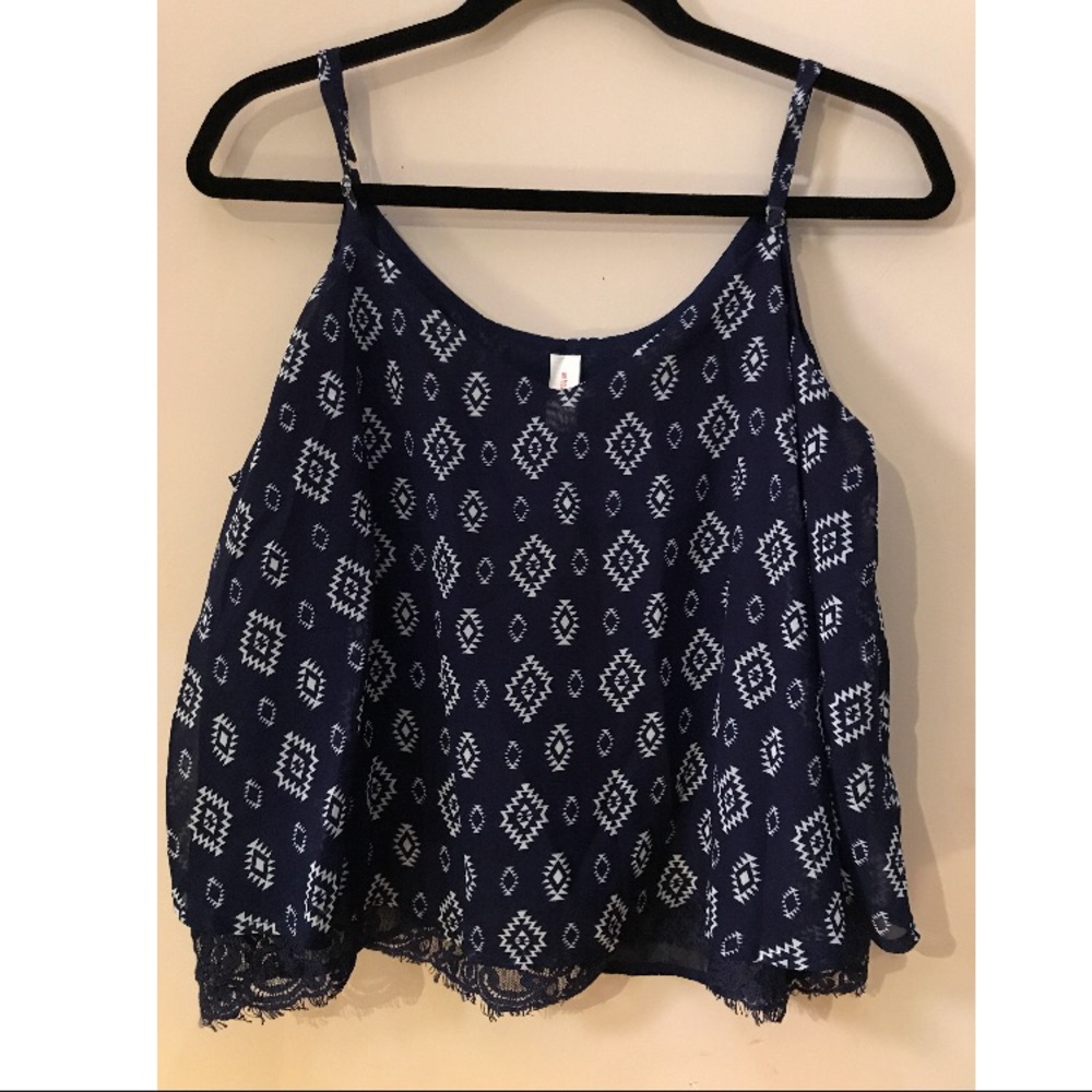 Pattern Crop Top - Picture 2 of 4
